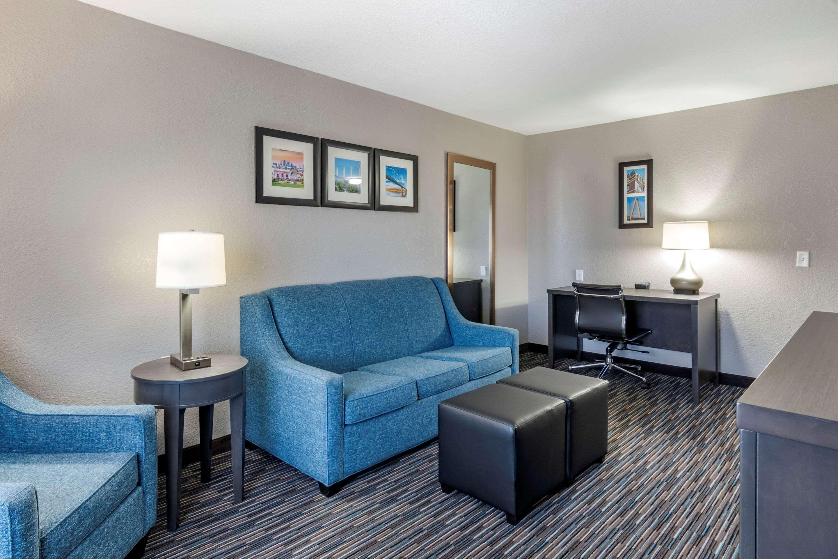 Comfort Inn & Suites Emporia Exterior photo