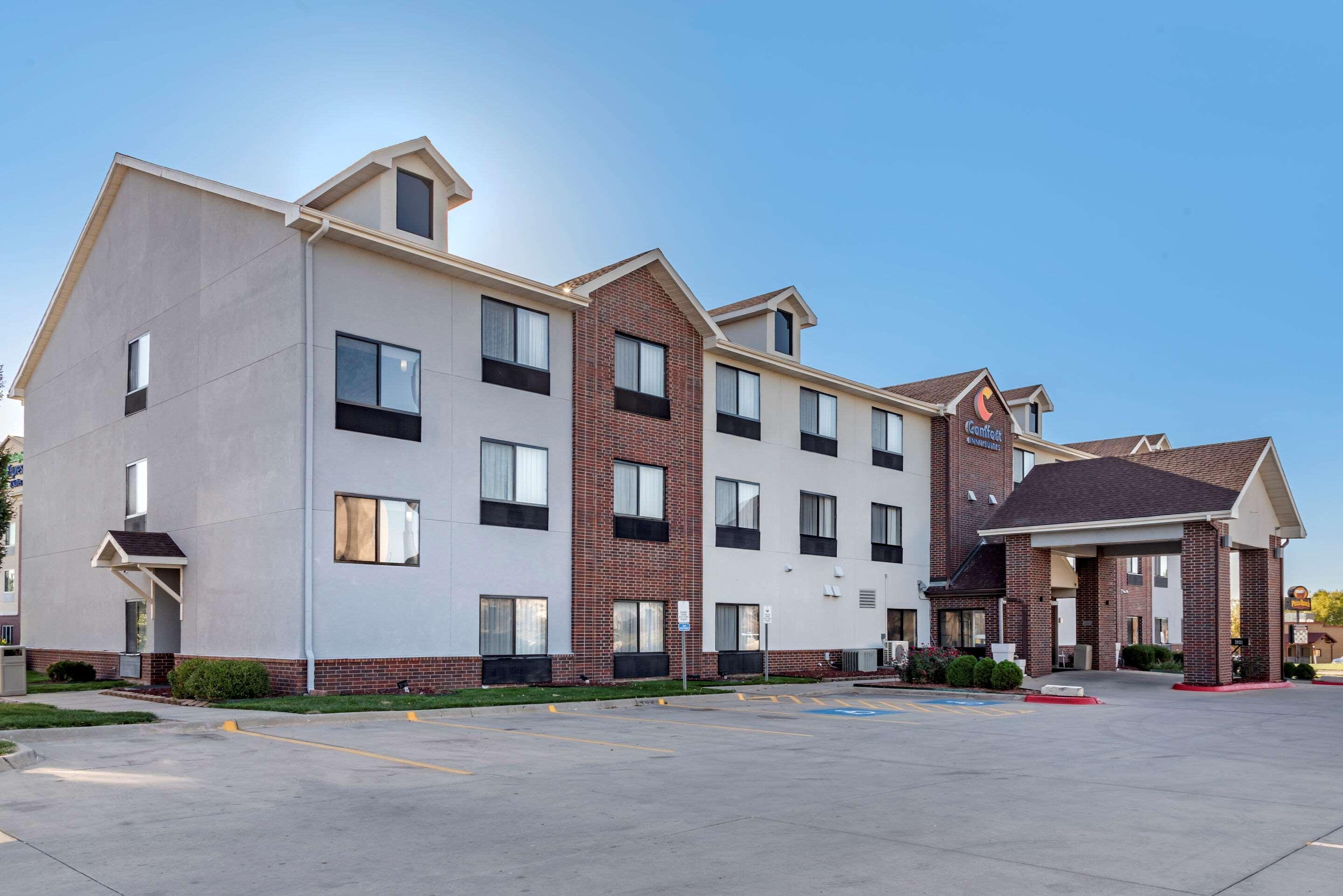 Comfort Inn & Suites Emporia Exterior photo